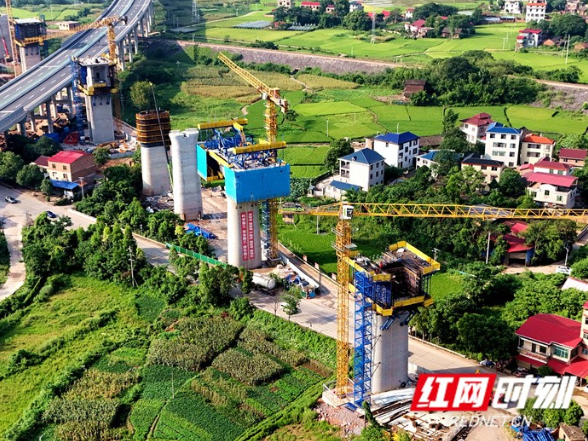 组图丨永州建设者奏响奋进强音：鏖战“三伏” 筑梦潇湘