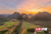 湖南道县：霞光映山峦 景美如画