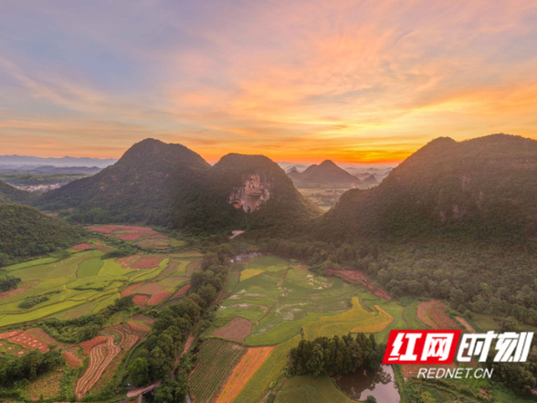 湖南道县：霞光映山峦 景美如画