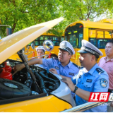 湖南新田：校车安检迎开学（组图）