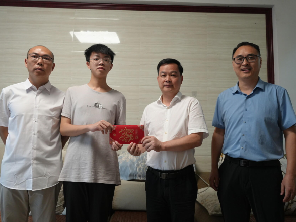 江永：何德波走访慰问优秀准大学生