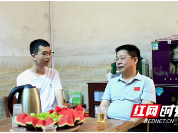 江永：唐德荣走访慰问优秀准大学生