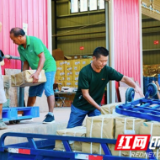 湖南新田：分发教材迎开学（组图）