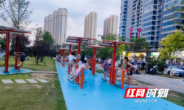 图为湘江西路健身路径上群众在游玩.jpg
