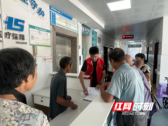 江永：“家门口”办证 为残疾群众解难题