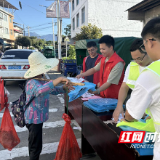 湖南江永：“志愿红”携手“警察蓝”迎新先“找茬” 暖心护航开学季