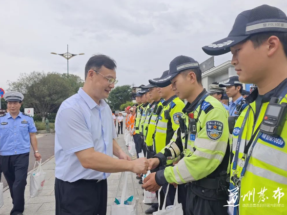道县：唐超学开展“送清凉”走访慰问活动