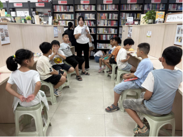 新田县新华书店举办“触摸历史轮廓，感悟家国情怀”拼图活动