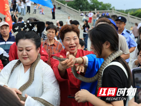 组图丨“湘超”永州主场火爆延续 球迷花式添彩头