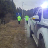 永州新田：路面结冰车辆侧翻 交警寒夜疾驰成功救援