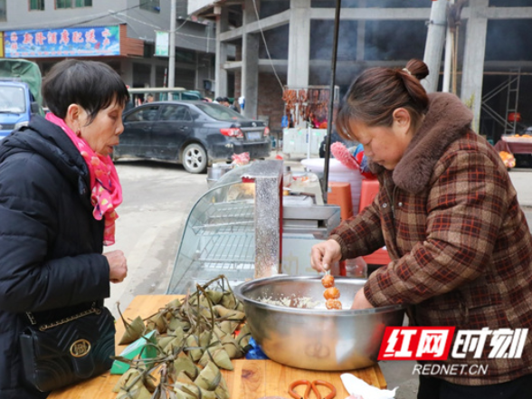 新春走基层丨新田：新隆特色糍粑火热“出锅” 尝民俗小吃品年味