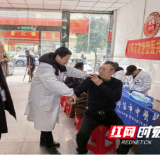 精准帮扶下沉一线 中西协同服务基层——金洞与祁阳医共体开展义诊和教学查房活动