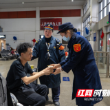 湖南江永：旅客站台突发不适 铁路值班员暖心救助（组图）