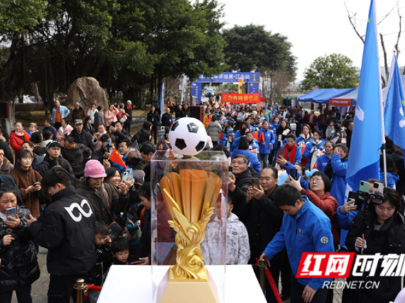 “湘超冠军奖杯”巡展暨江永县特色年货节启幕