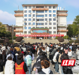 湖南科技学院“公益集市”温暖开市