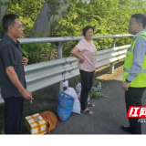 湖南高速集团永州分公司江华管理所：乘客被违规落客 及时救援助其脱困