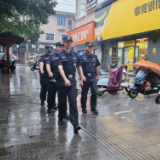 风雨中的藏蓝坚守，永州公安撑起雨中“平安伞”
