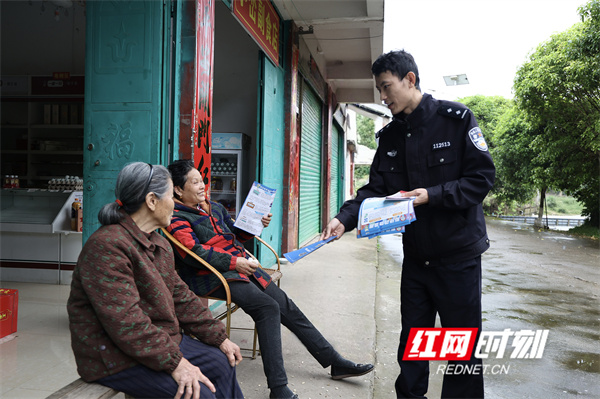 民警发放宣传资料.jpg