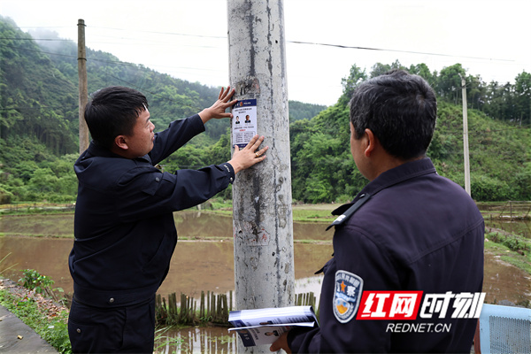 民警张贴警民联系卡.JPG