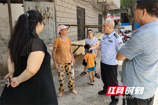 民警排查风险隐患.jpg