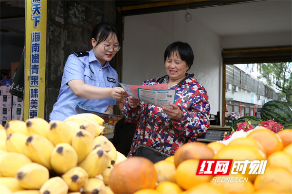民警发放安全知识资料.jpg