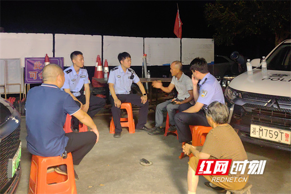 民警调解矛盾纠纷.jpg