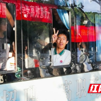 湖南新田:熟悉考场 迎接高考(组图)