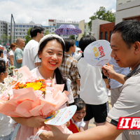湖南新田：2026年高考首场考试结束 考生有序走出考场（组图）