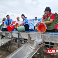 永州:百万鱼苗入潇湘 科学放流护碧水