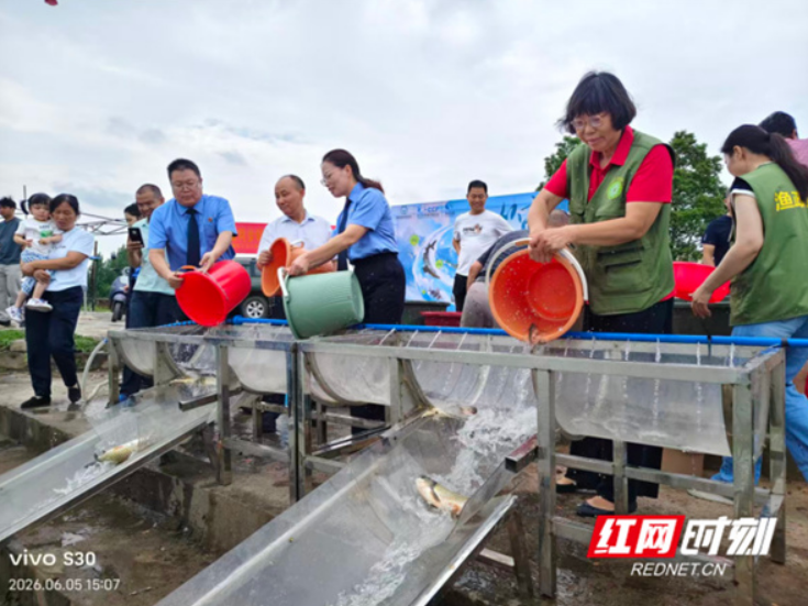 永州：百万鱼苗入潇湘 科学放流护碧水
