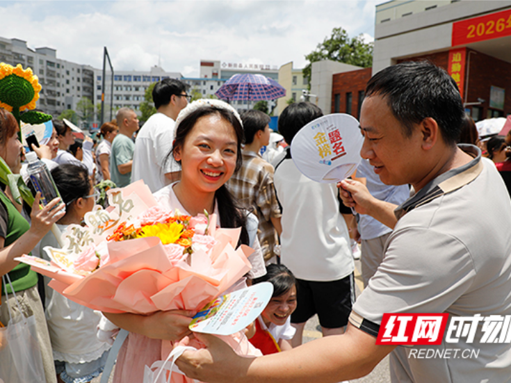 湖南新田：2026年高考首场考试结束 考生有序走出考场（组图）