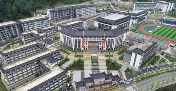 脱贫县7.1亿建豪华中学，期待教育质量也“豪华”起来