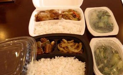 外卖扔进垃圾桶，别让节约粮食成空话