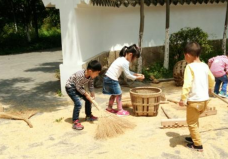 幼儿园开课教晒稻谷，好教育就该适时“落落地”