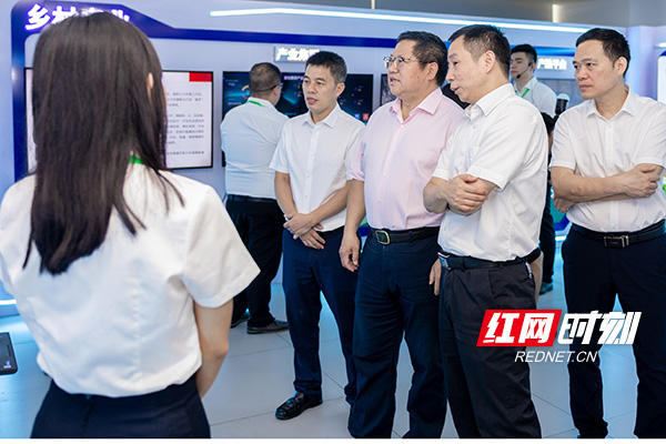 与会嘉宾参观了解数字乡村应用.jpg