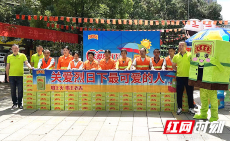 22年如一日 盒装王老吉关爱烈日下最可爱的人