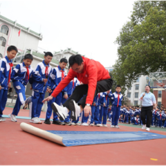 体育湘军走进师大附小 三级跳名将董斌示范立定跳“震翻”全场