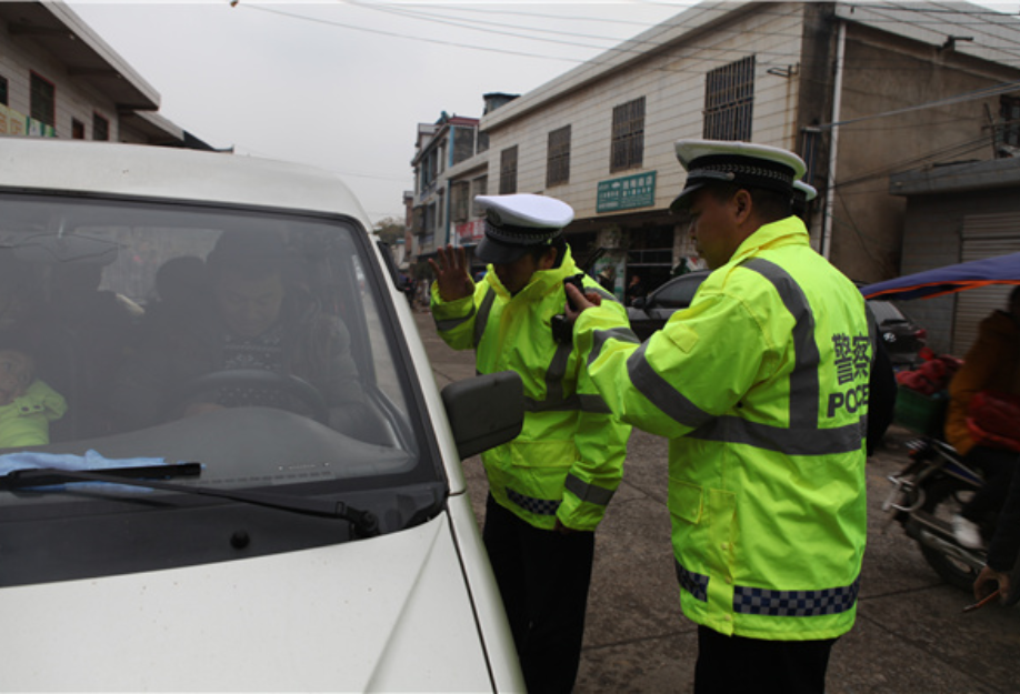 面包车任性超载！永兴交警：罚款扣分一个都不能少！