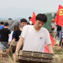 汝城二中组织学生在田间开展“学党史、践行动”劳动实践