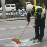 永兴：满地玻璃露险情 交警清理保平安