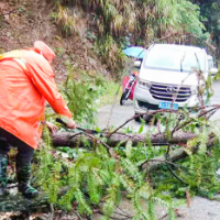 暴雨过后，桂阳县全力抢修公路塌方2万方