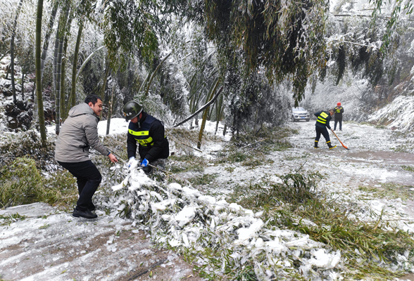 资兴市八面山瑶族乡：齐心协力除冰雪 “三度”融合保平安