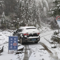 郴永两市交警联勤管控冰雪天气山区道路交通安全