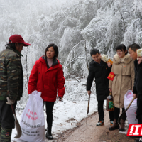 资兴市回龙山瑶族乡：抗寒保安送温暖