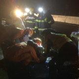 货车追尾1人被困,多部门联动紧急救援