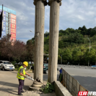 北湖区燕泉街道联合部门拆除隐患柱子为群众安全加码