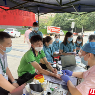 为“救命血”坚守一线的采血医护人员