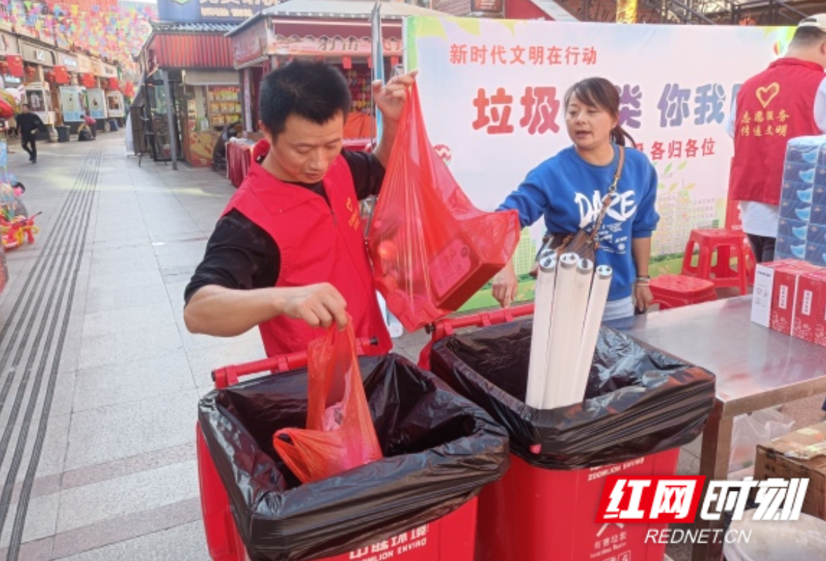 北湖区人民路街道开展有害垃圾回收兑换活动