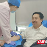无偿献血奉献爱心，凝聚力量传递温暖