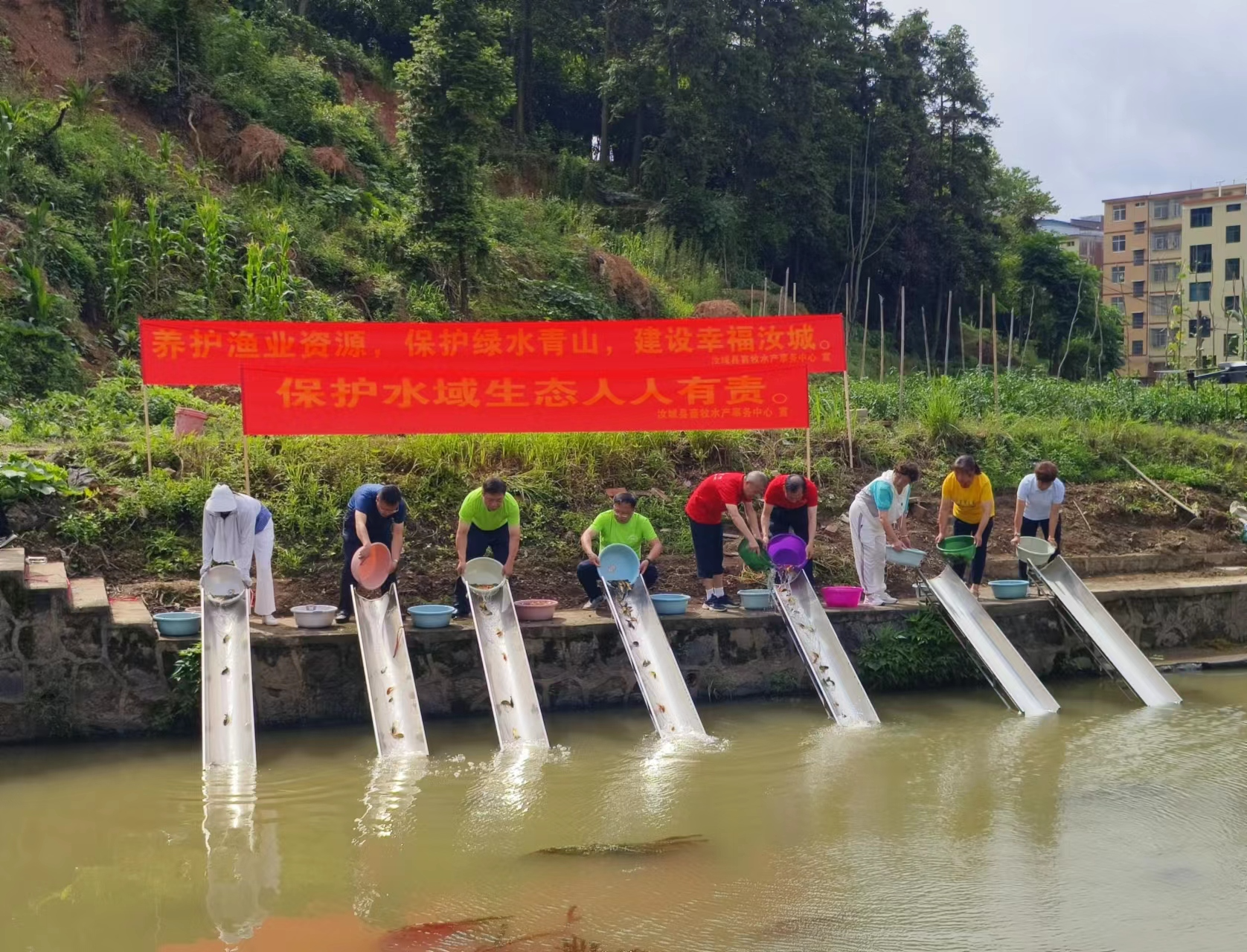 汝城县开展水生生物增殖放流活动